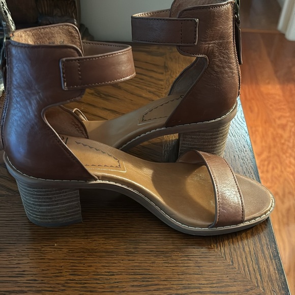 Beautiful sandal - Picture 2 of 7